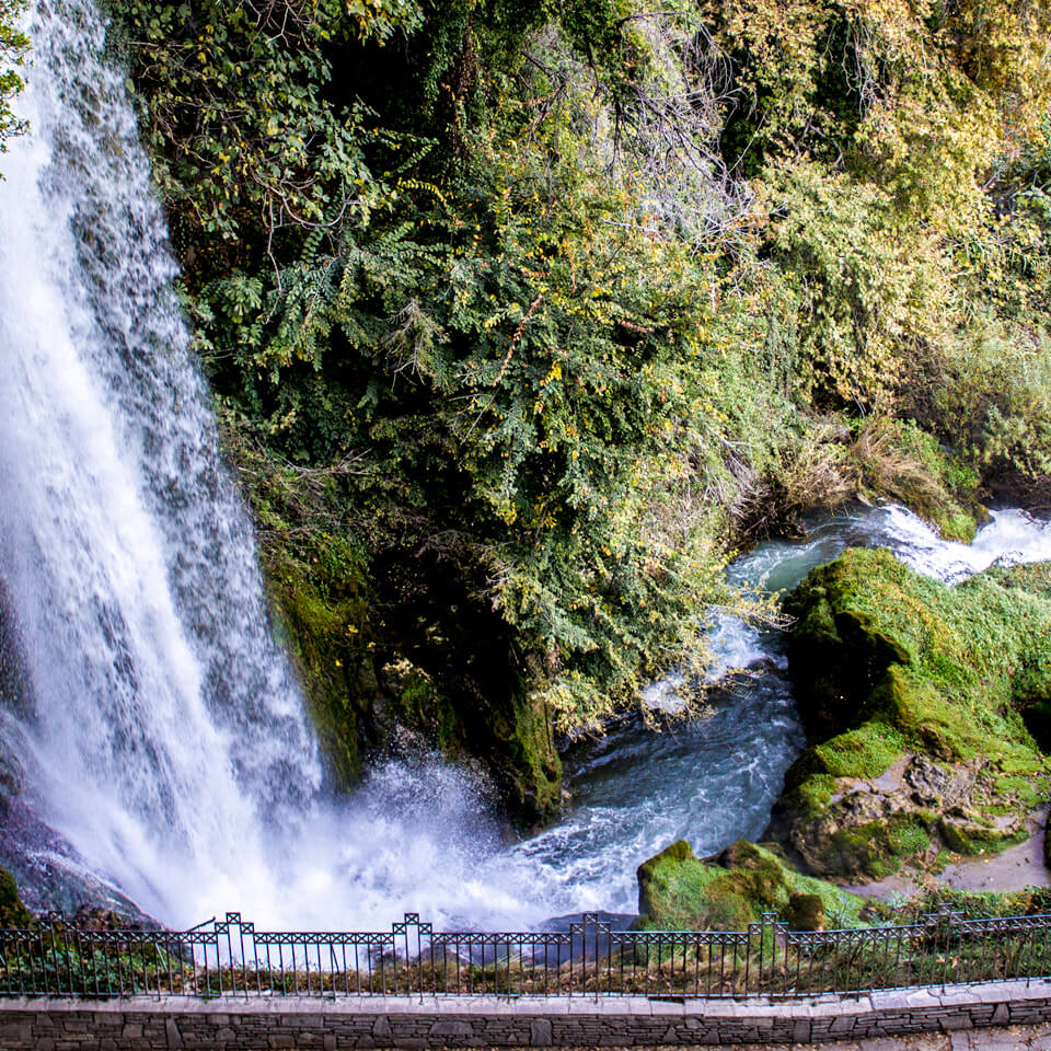 Vista aérea de la cascada de Karanos en Edesa | Cómo viajar por Grecia en tren