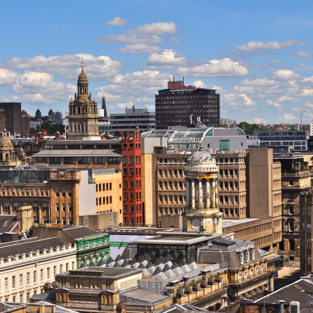 Vista aérea de edificios modernos e históricos en el perfil urbano de Glasgow