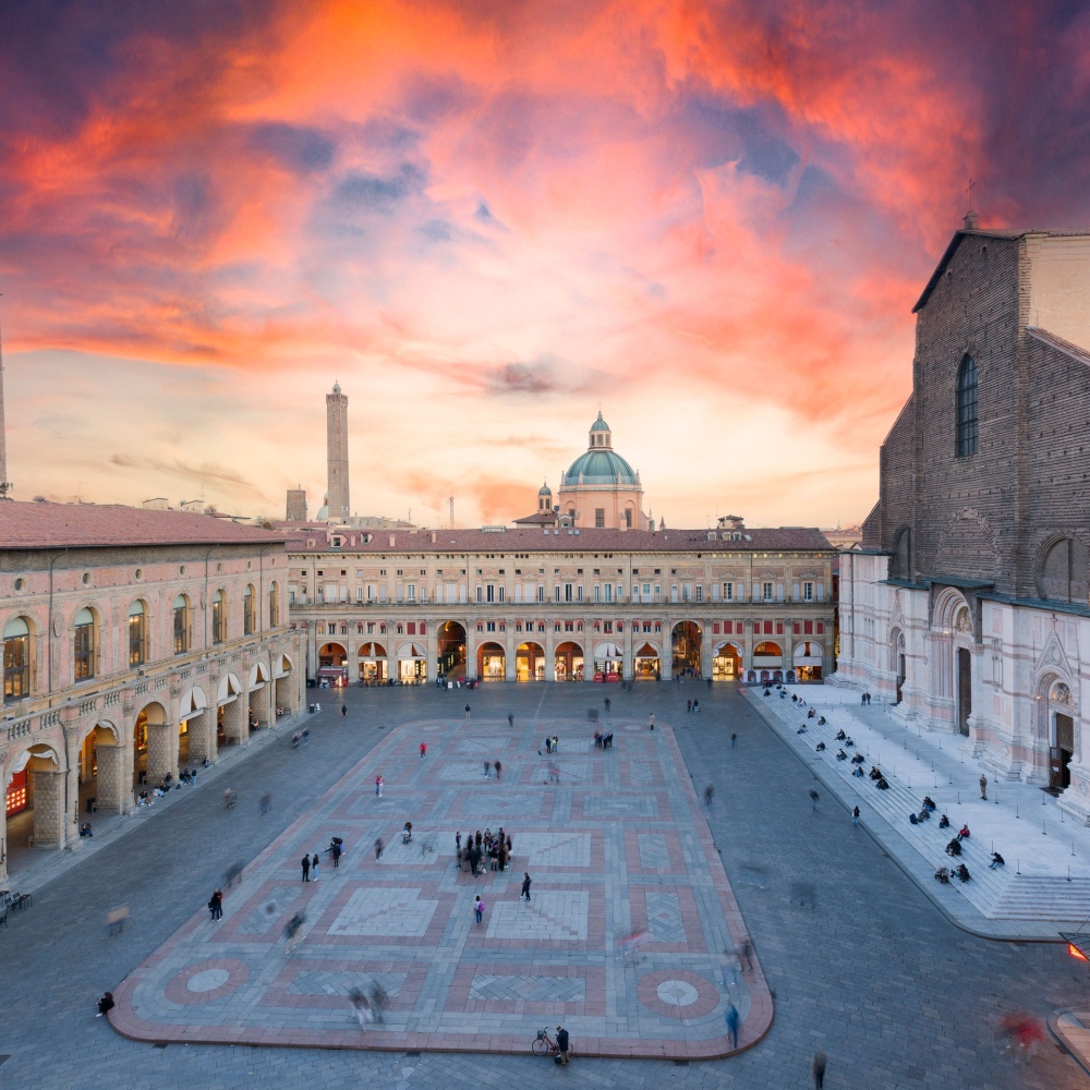 Puesta de sol sobre una plaza histórica en Bolonia