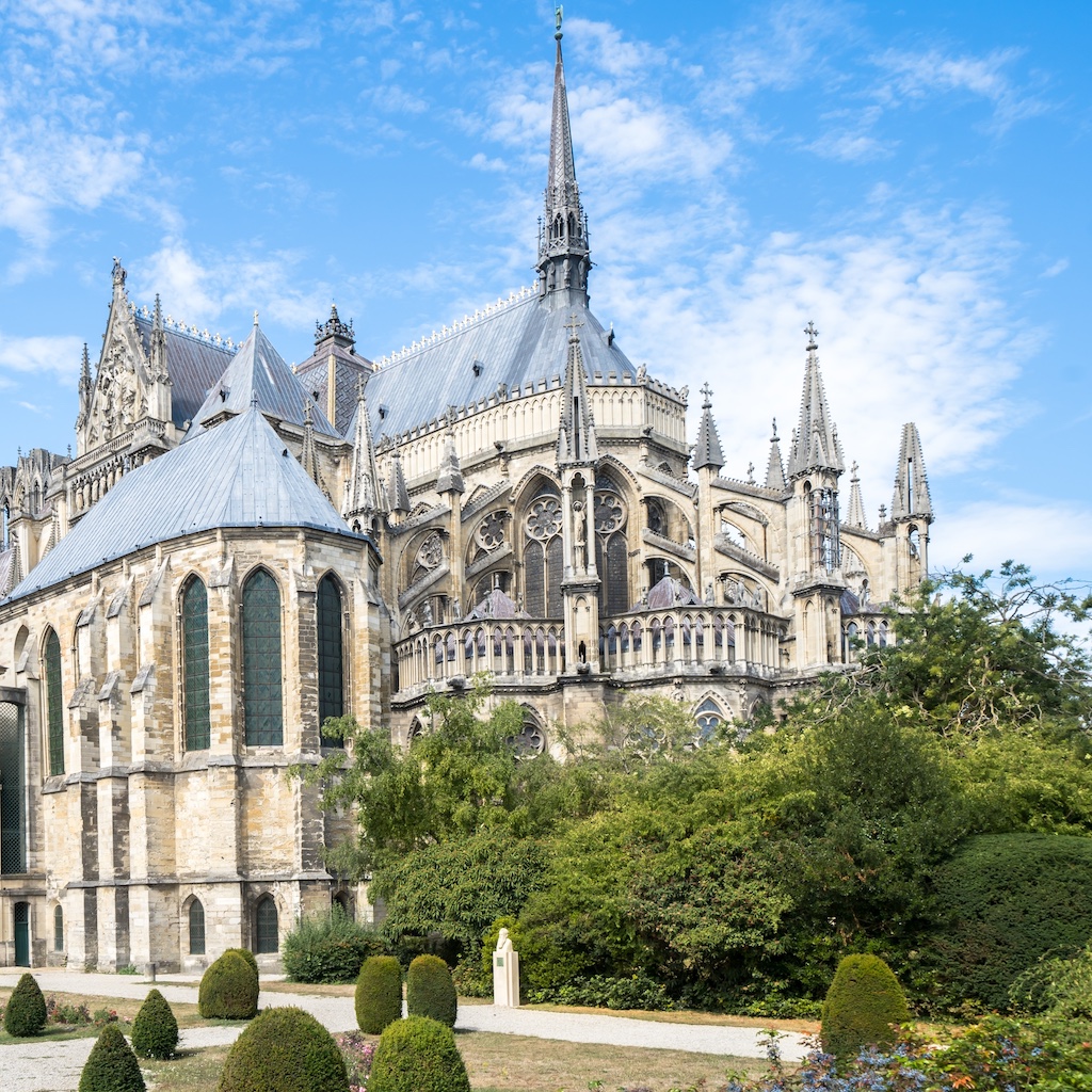 ランスのノートルダム大聖堂を歩きながら見る後陣の眺め。