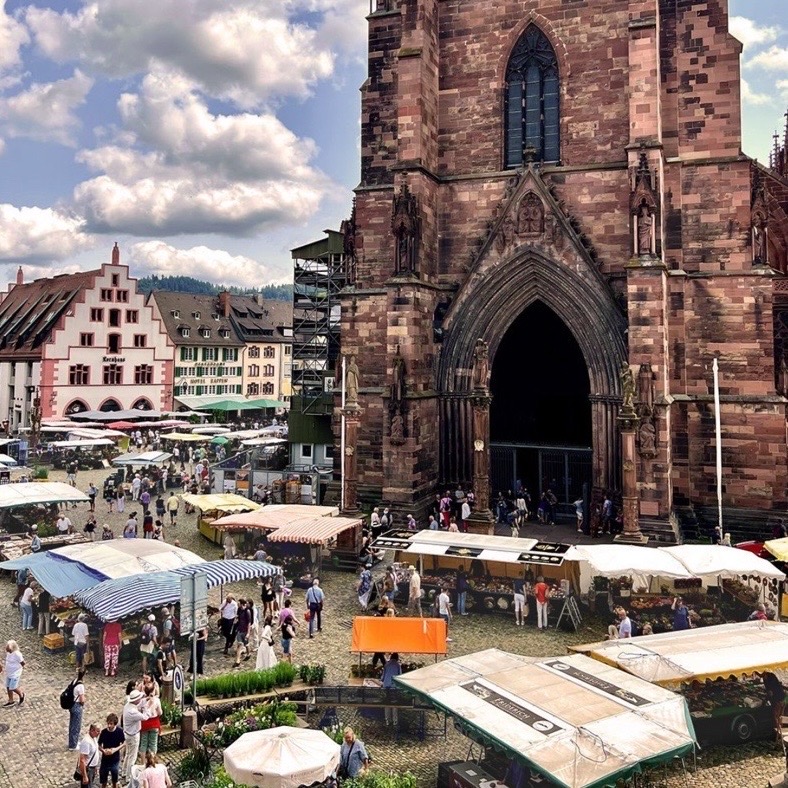 대성당 주위로 펼쳐진 뮌스터마르크트(Münstermarkt)를 위에서 내려다본 전경