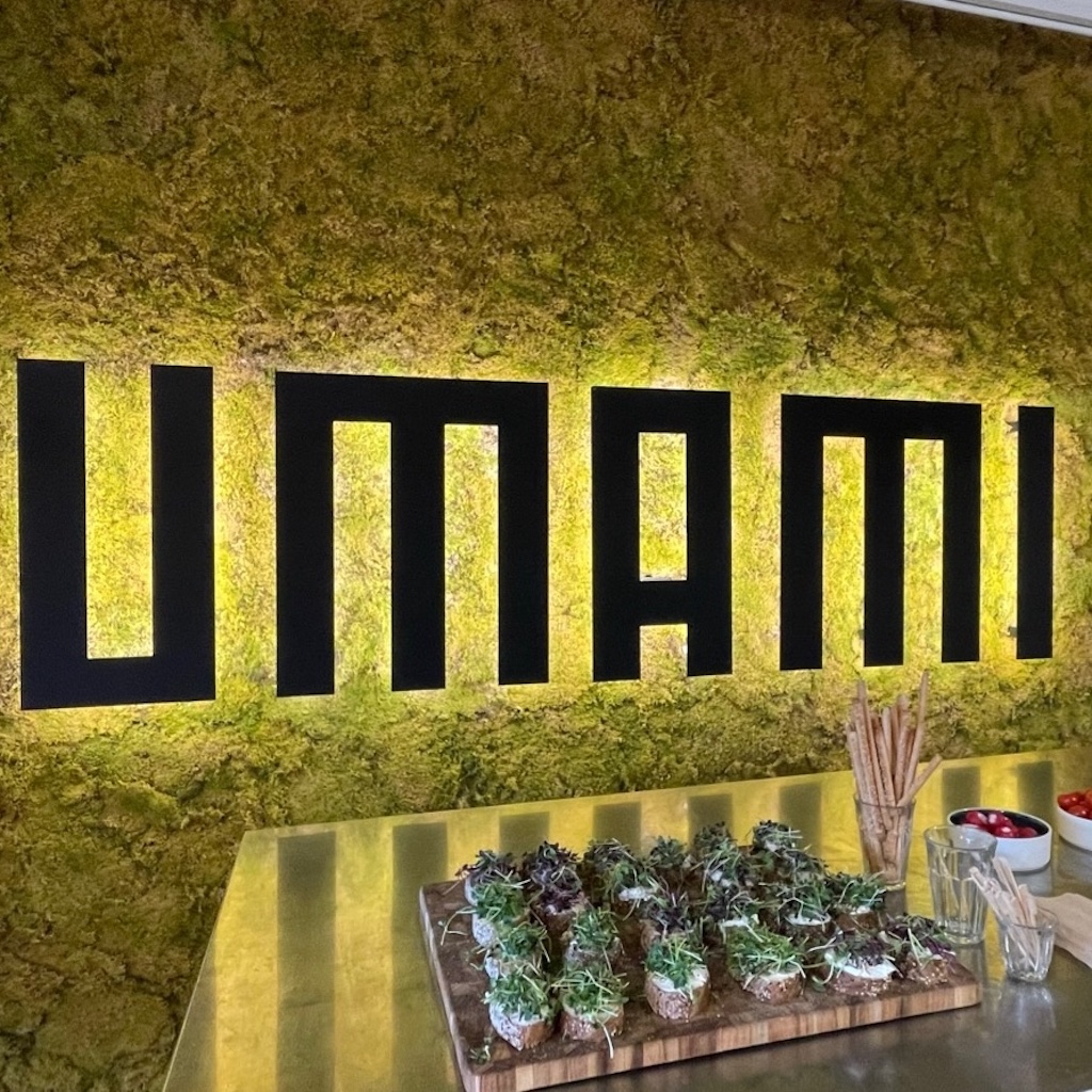 취리히의 우마미(Umami) 본사에서 진행된 마이크로그린 시식