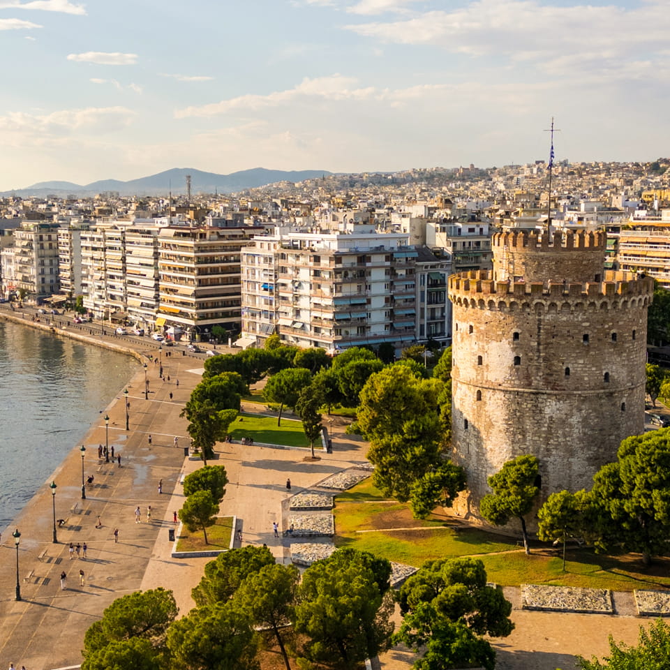 울창한 녹지와 활기찬 도시 경관에 둘러싸인 그리스 테살로니키(Thessaloniki)의 화이트 타워 조감도 | 그리스 테살로니키의 즐길 거리
