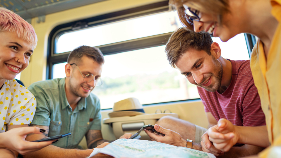 Um grupo de amigos planejando uma viagem de trem