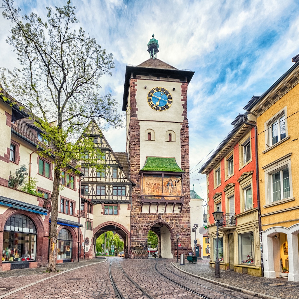 O portão medieval da cidade Schwabentor em Freiburg