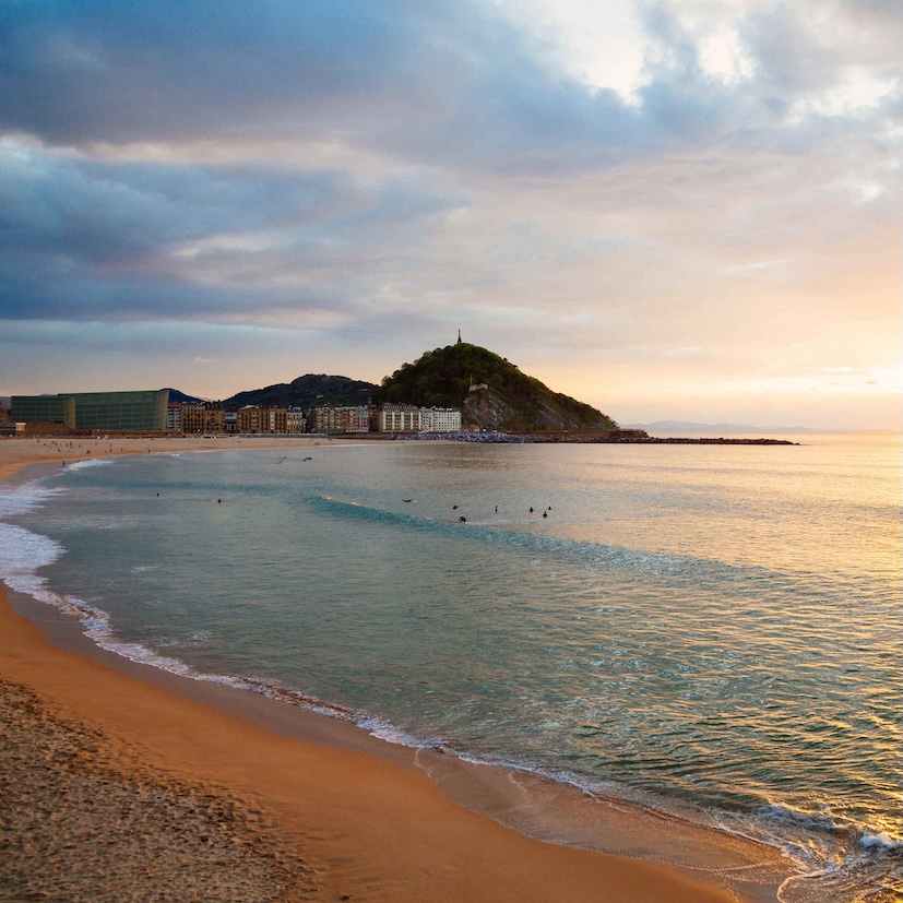 Praia de Zurriola ao pôr do sol