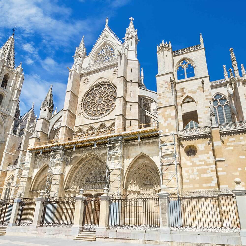 O exterior da Catedral de León em um dia ensolarado