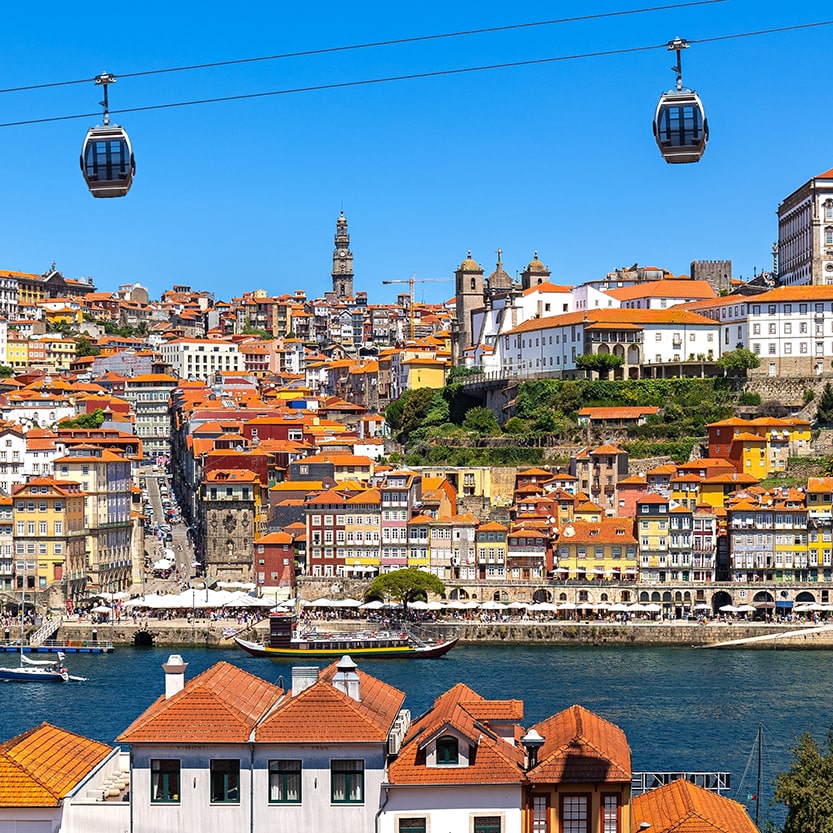 Uma vista aérea do rio Douro no Porto e da paisagem urbana em ambos os lados do rio