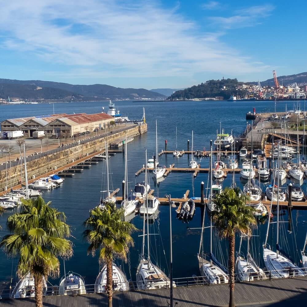 Vista aérea de um dos portos de Vigo em um dia ensolarado