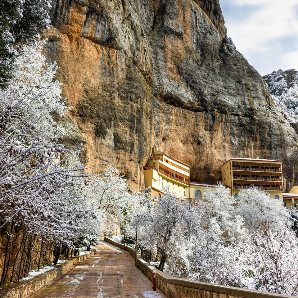 Paisagem nevada do histórico mosteiro ortodoxo do Mega Spileo em Kalavryta | Roteiro de 2 semanas na Grécia