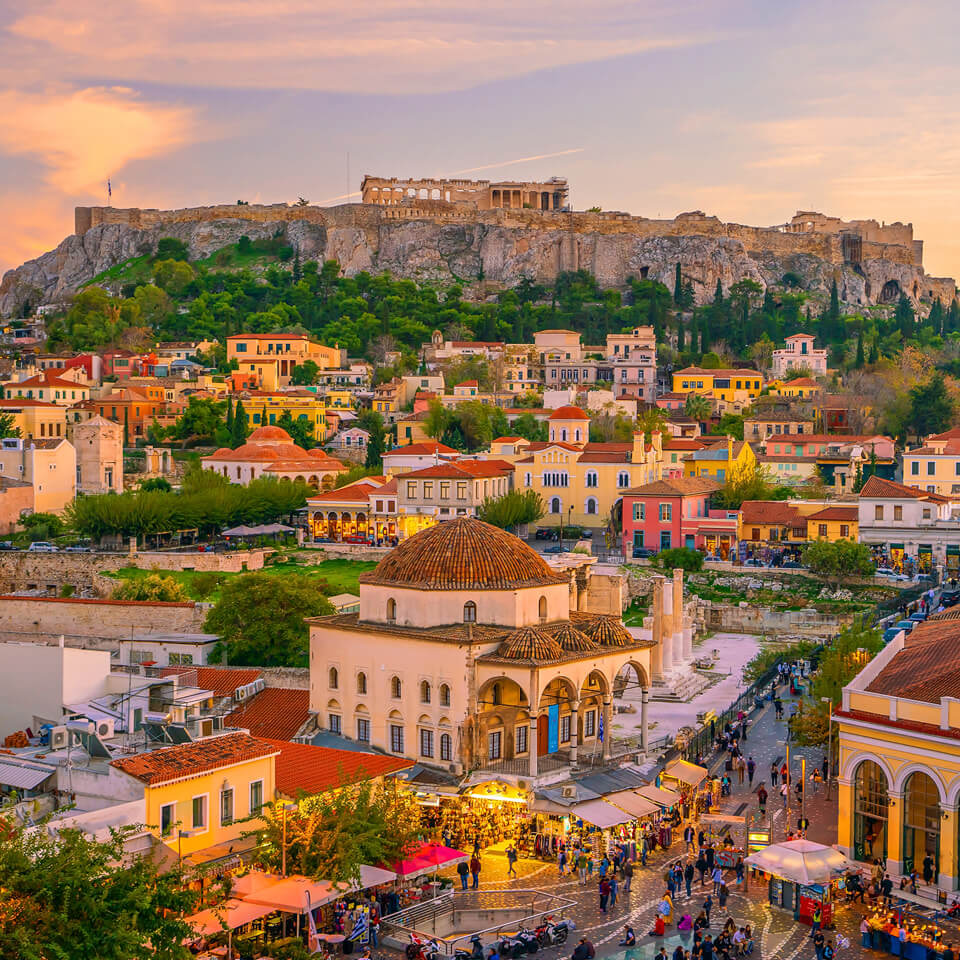 Vista da praça Monastiraki em Atenas, com o Partenon e a Acrópole também visíveis ao fundo. 