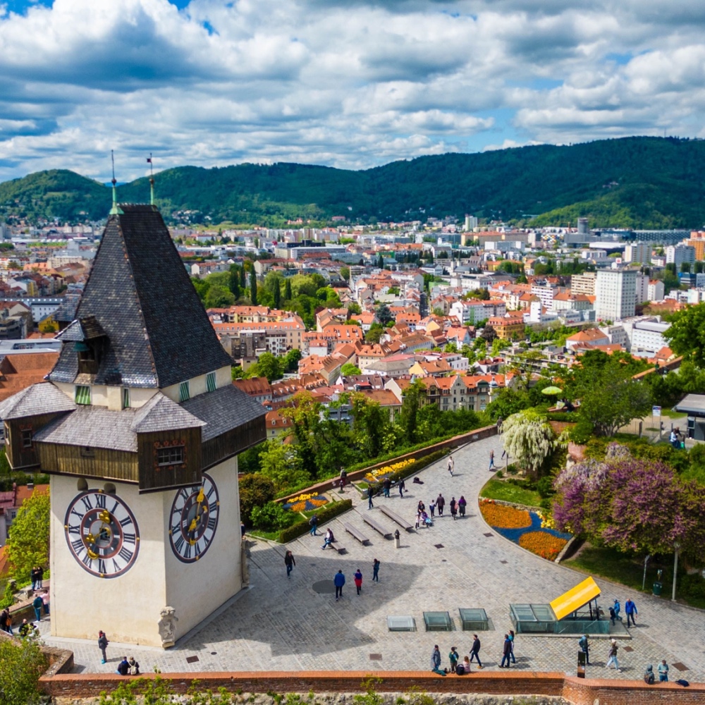 Vista aérea da cidade histórica de Graz, com um close-up da histórica torre do relógio