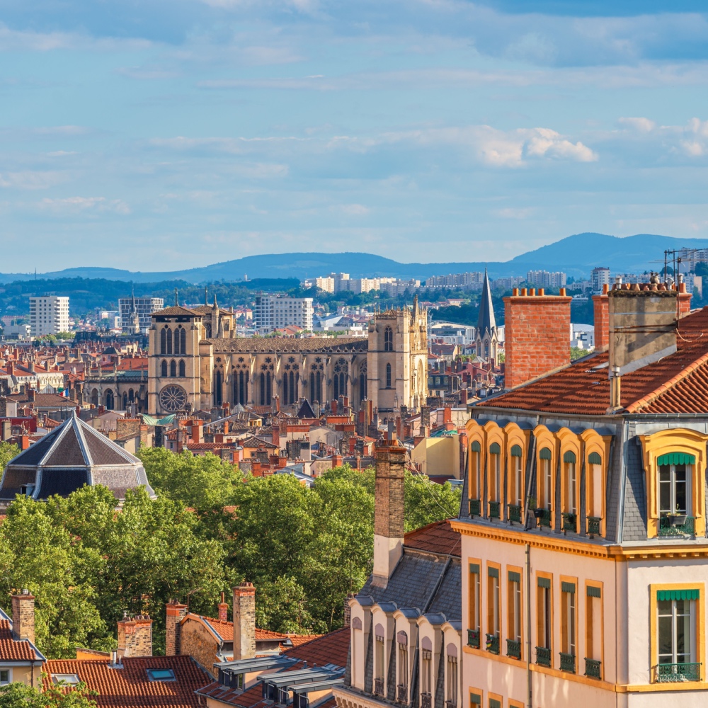 Vista aérea de Lyon, com uma catedral ao longe