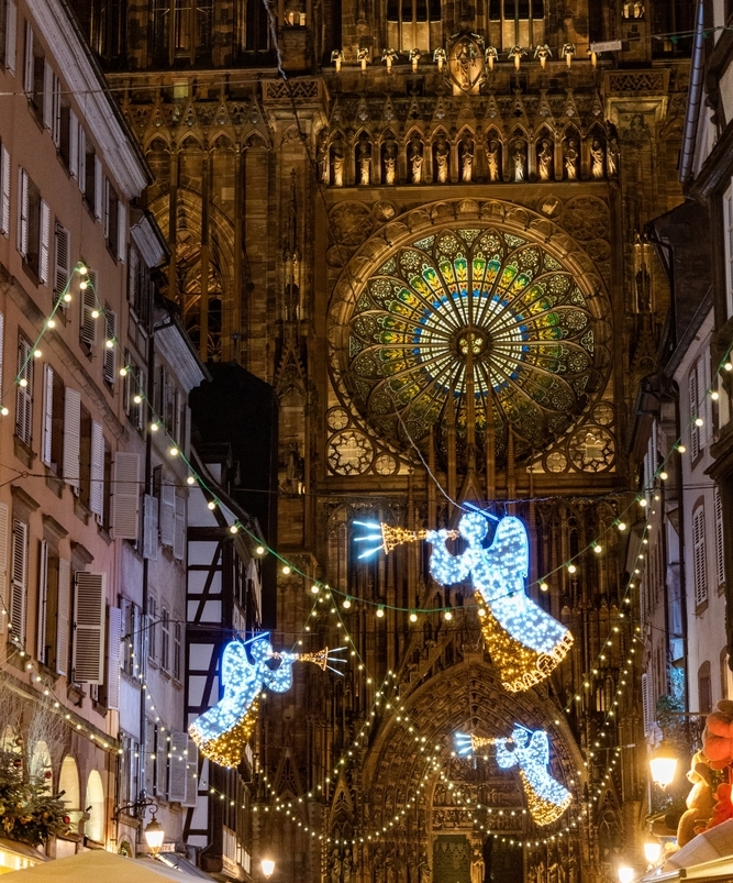 Catedral de Estrasburgo, com luzes de Natal alinhadas na rua que leva à enorme igreja