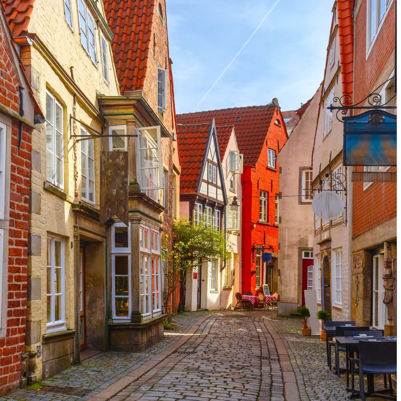 Uma rua tranquila de paralelepípedos em Bremen, com casas coloridas em estilo enxaimel