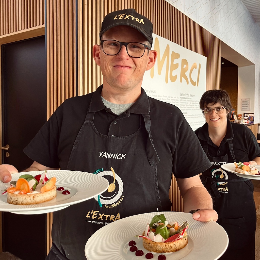 Yannick 和 Charlotte 在 L'Extra 餐厅端出美食，笑容灿烂