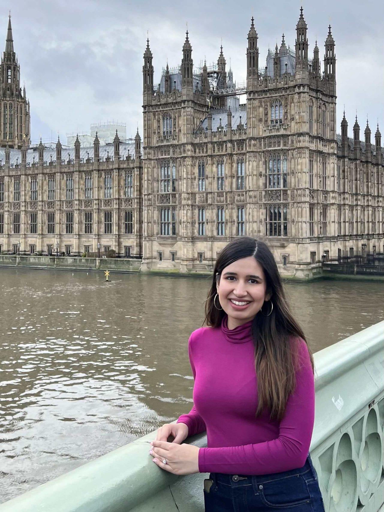 Sukriti Kapoor 站在英国伦敦威斯敏斯特桥上